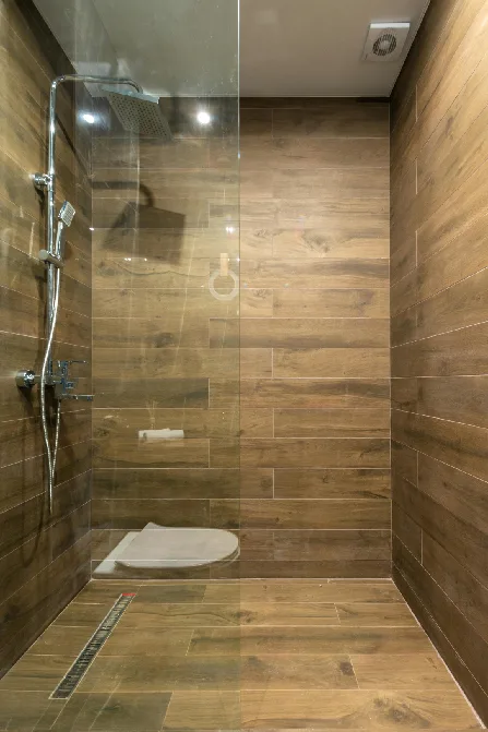 instalacion plato ducha con suelo madera valdemoro